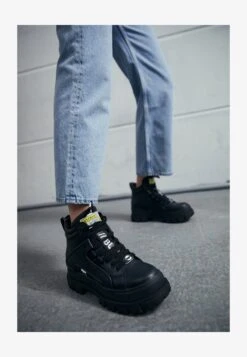 Buffalo VEGAN ASPHA MID - Plateaustiefelette - Black -Buffalo Verkaufsgeschäft 39f9c1ef76304ed89a3ab24174d23620