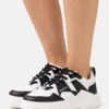 Buffalo VEGAN RSE V2 LOW - Sneaker Low - Black/white