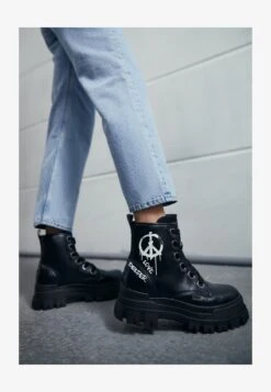 Buffalo VEGAN ASPHA GRAFFITI - Plateaustiefelette - Black/white -Buffalo Verkaufsgeschäft e414462f5bf44df68a75b17b07369c13